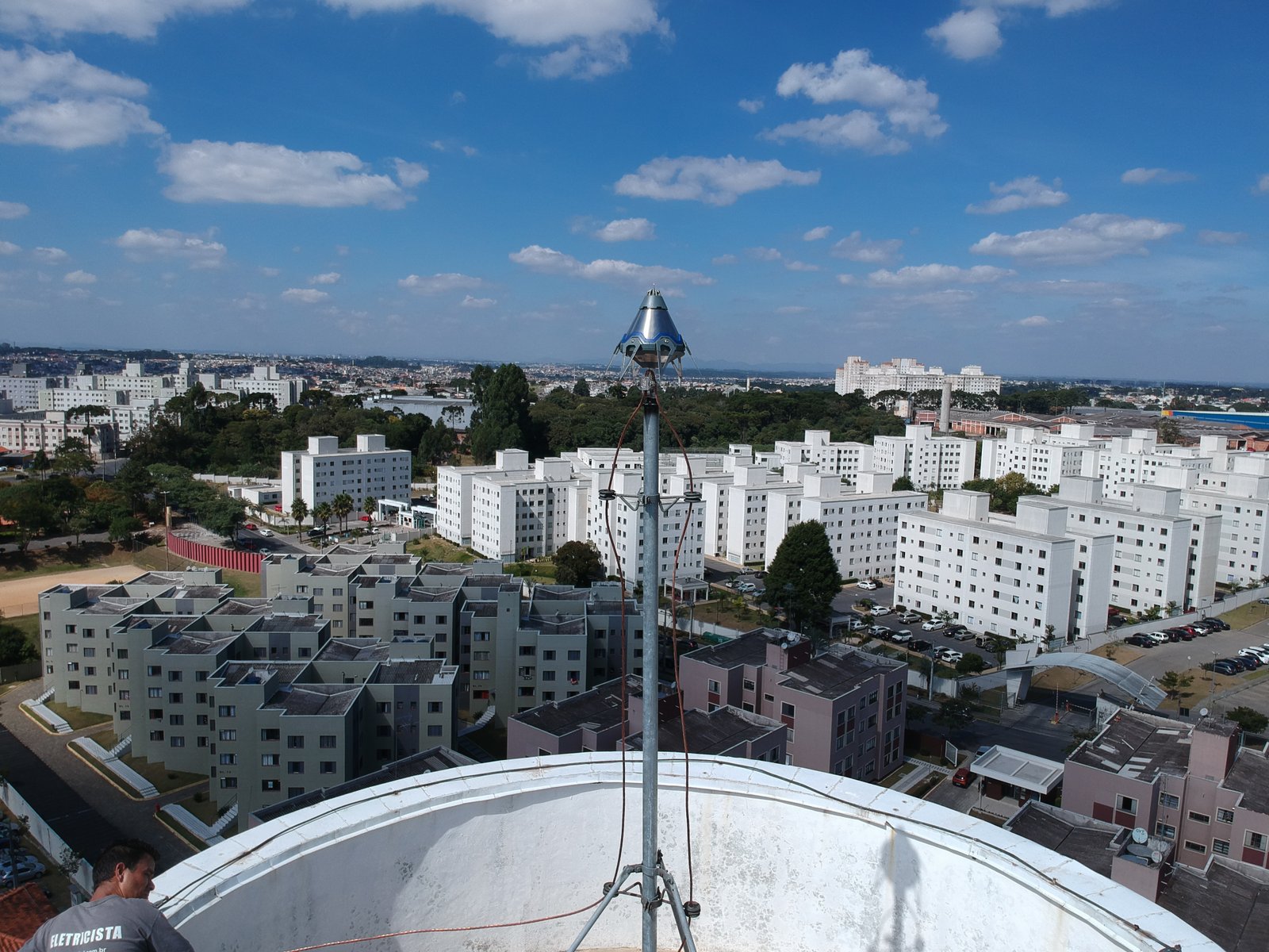 Eletroposto com cobertura solar e infraestrutura elétrica